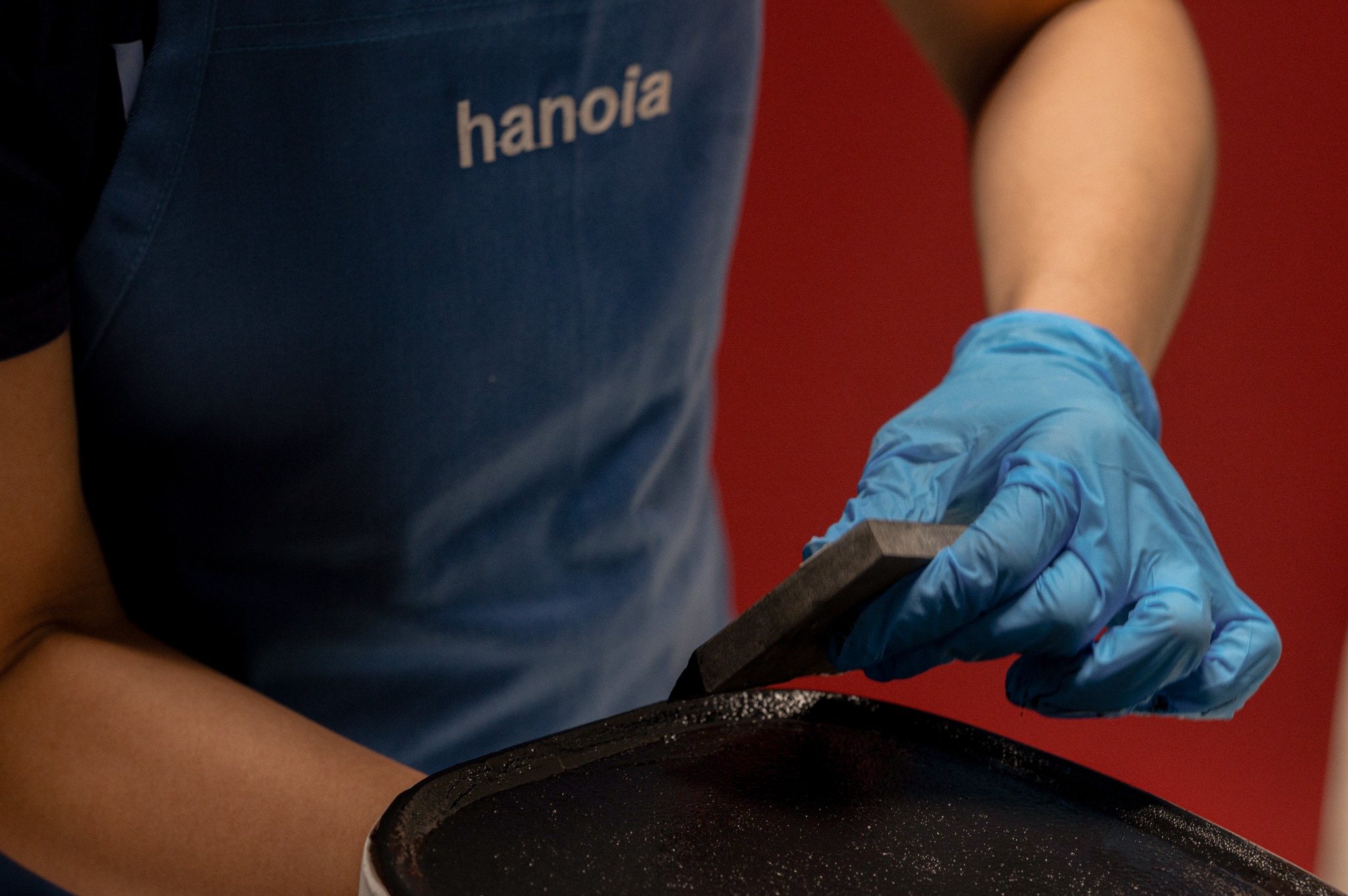 Hanoia artisan crafting lacquer
