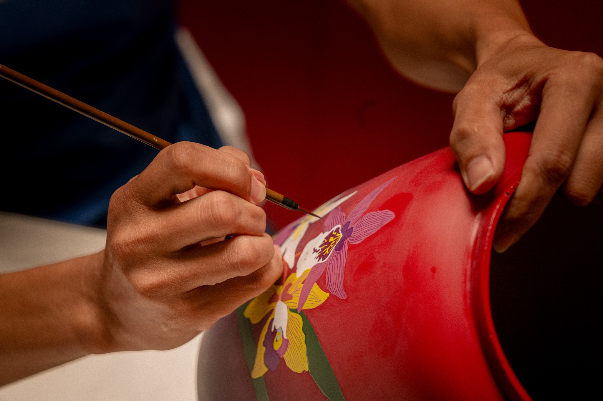 Hanoia artisan painting lacquer by hand