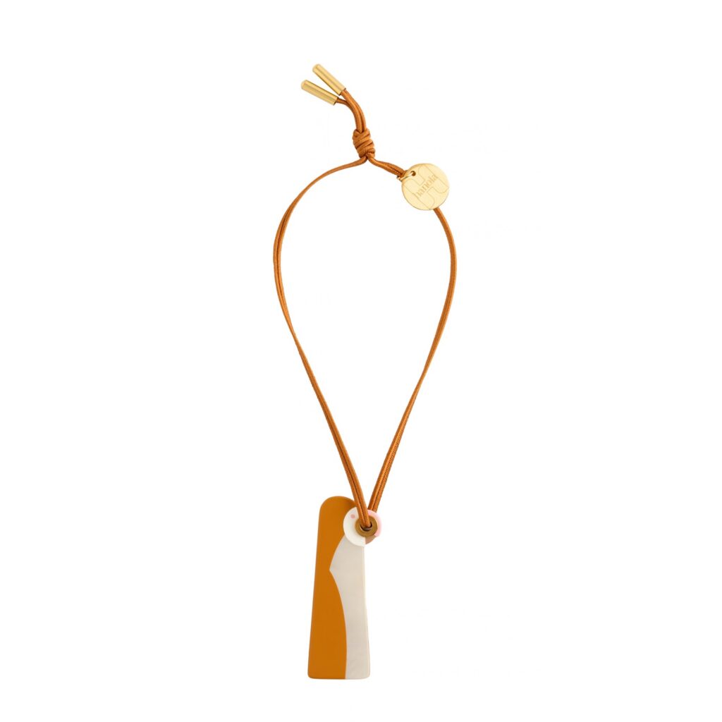Parrot-dise charm