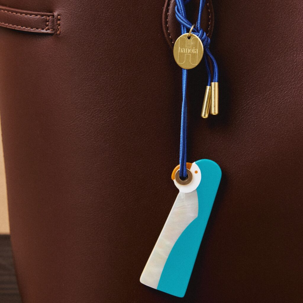 Parrot-dise charm — 2